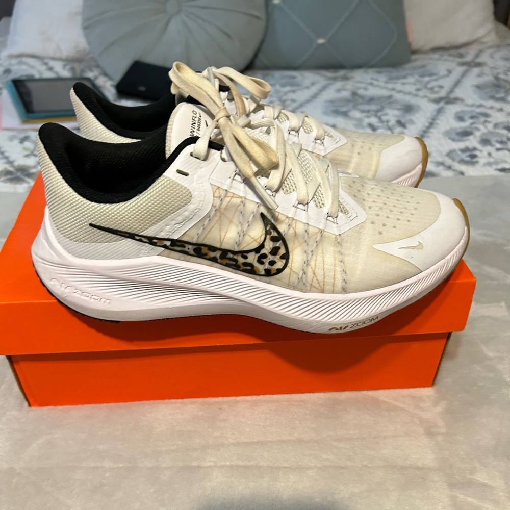 EUC Nike sneakers ✨